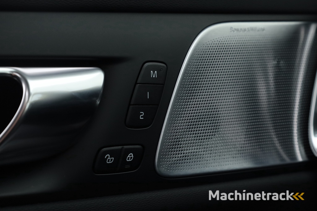 Volvo V60 T6 Recharge Ultra Dark | Pano | HUD | B&W | Stoelventi. | Massage | Memory seats | Elek. Trekhaak | 360cam