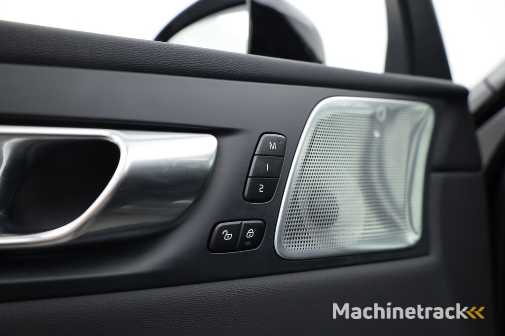 Volvo XC60 2.0 T8 Plug-in hybrid AWD Ultra Black Edition | Luchtvering | 360cam | Elek. Trekhaak | HUD | Bowers & Wilkins | Memory