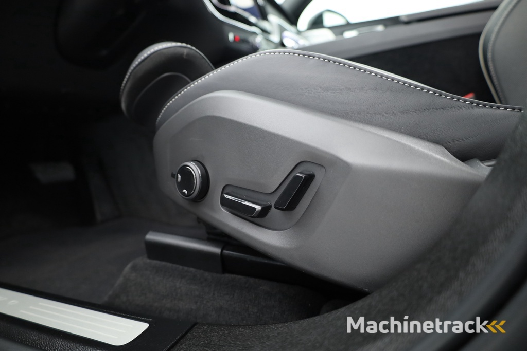 Volvo XC60 2.0 T8 Plug-in hybrid AWD Ultra Black Edition | Luchtvering | 360cam | Elek. Trekhaak | HUD | Bowers & Wilkins | Memory