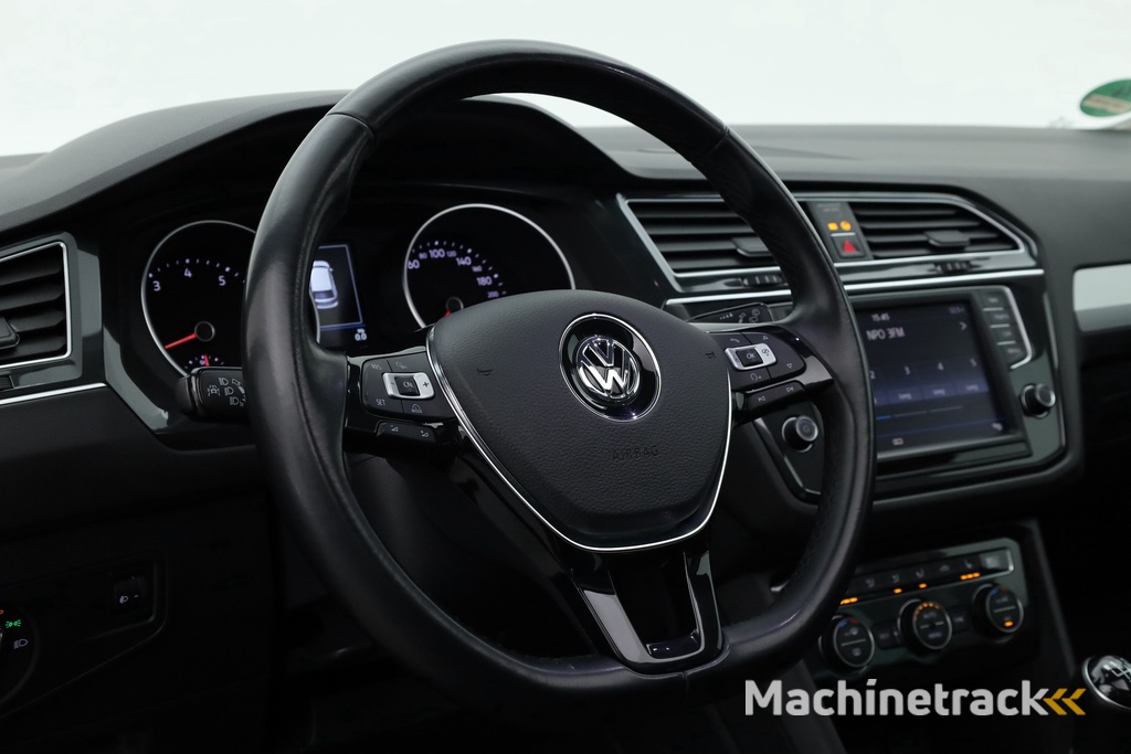 Volkswagen Tiguan 1.4 TSI Connected Series | Pano | Elek. Trekhaak | Massage | CarPlay | Stoelverw. | Navi | Cruise Contr.