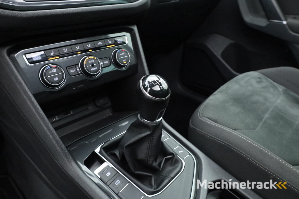 Volkswagen Tiguan 1.4 TSI Connected Series | Pano | Elek. Trekhaak | Massage | CarPlay | Stoelverw. | Navi | Cruise Contr.