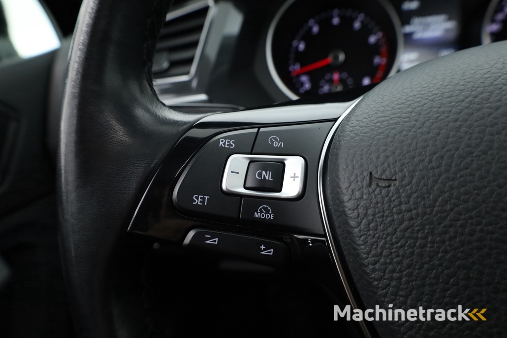 Volkswagen Tiguan 1.4 TSI Connected Series | Pano | Elek. Trekhaak | Massage | CarPlay | Stoelverw. | Navi | Cruise Contr.