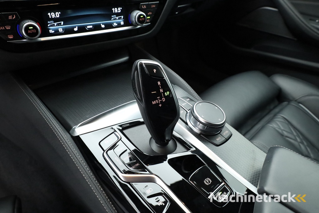 BMW 5-serie Touring 530e xDrive M Sport | HUD | Laser | Harman Kardon | Elek. Trekhaak | Adapt. Cruise | Leder