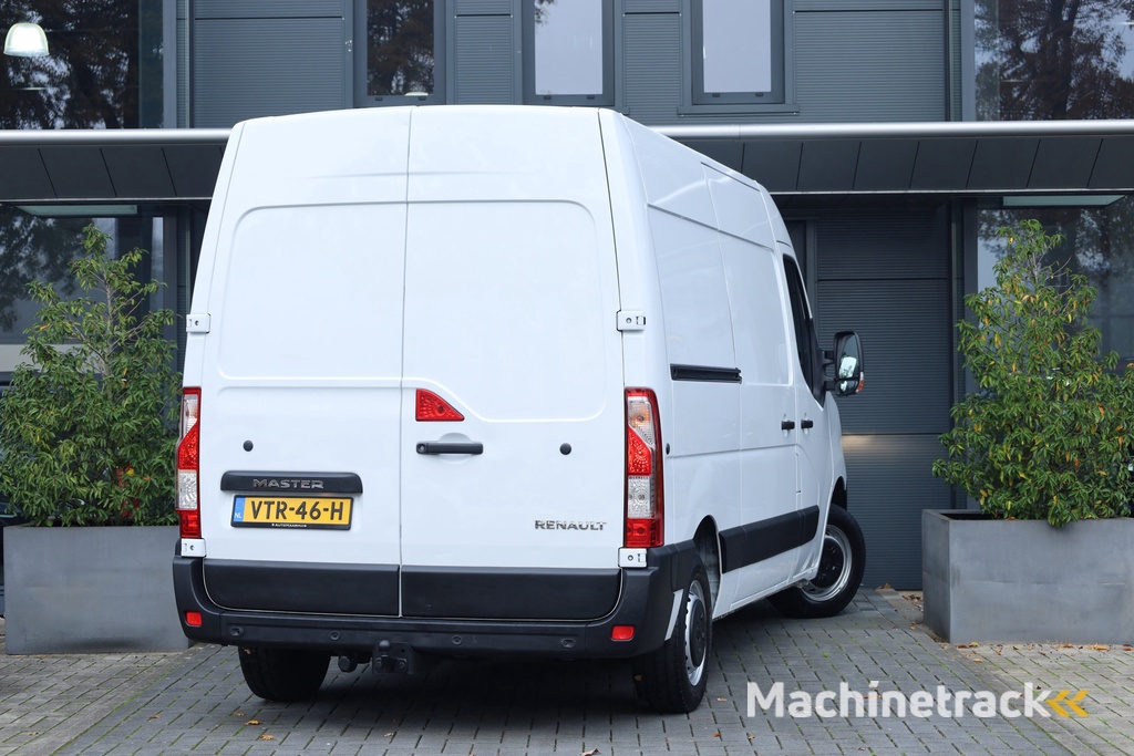 Renault Master T35 2.3 dCi 135 L2H2 Comfort | Trekhaak | Cruise | 3 pers. | Navi