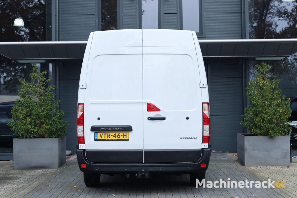 Renault Master T35 2.3 dCi 135 L2H2 Comfort | Trekhaak | Cruise | 3 pers. | Navi