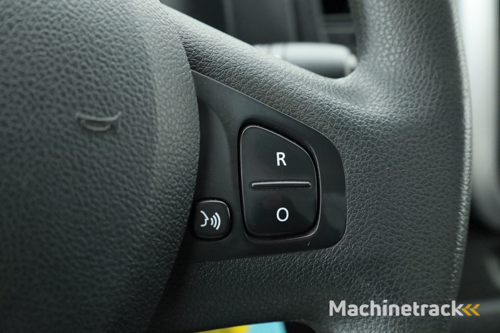 Renault Trafic 2.0 dCi 120pk  L2H1 Comfort | 3pers. | Navi | Cruise | PDC | LED