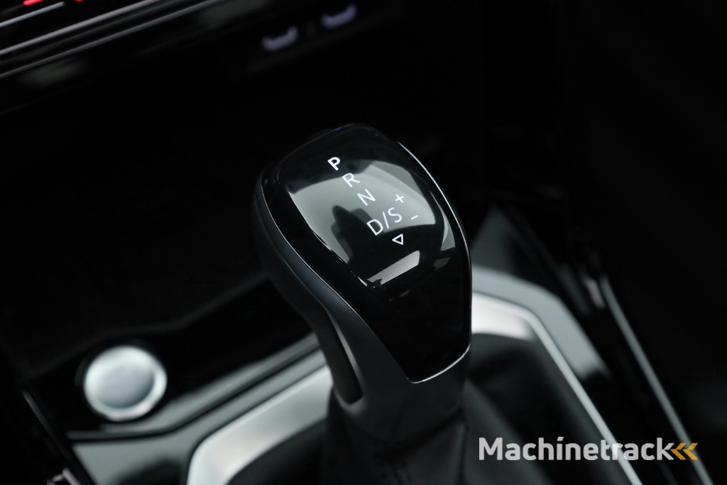 Volkswagen T-Roc 1.5 TSI R-Line Black Style | Pano | Afn. Trekhaak | IQ. Light | 19'' | Camera | Keyless | Adapt. Cruise