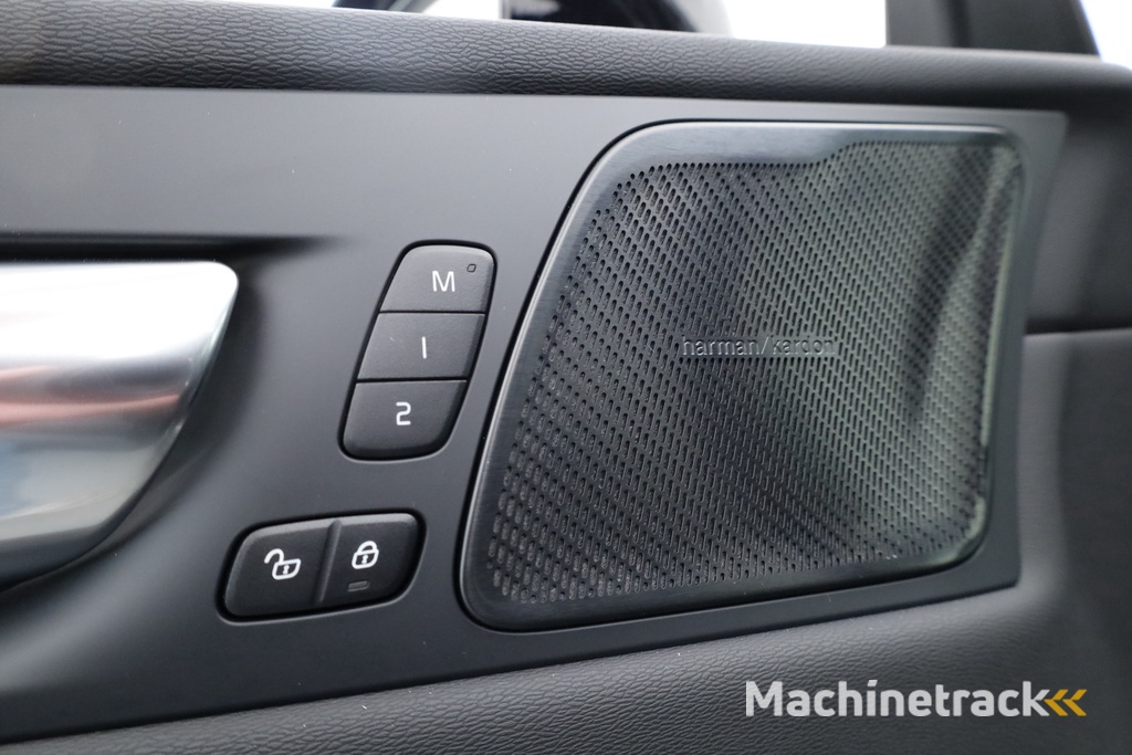 Volvo XC60 T6 Plug-in hybrid Ultra Black Edition | Facelift | Pano | HUD | 360cam | Harman Kardon | Memory seats | Pilot Assist |