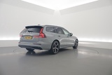 Minituur van Volvo V60 2.0 B4 Plus Dark | Pano | Dodehoek | H&K | Adapt. Cruise | CarPlay | Trekhaak | All Season