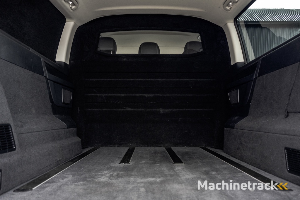 Mercedes-Benz V-klasse V300 | 4Matic | XL | 5-Zits | MBux | LED | ILS | Burmester | 2x Elec Schuifdeur | 360° Camera | Navi | PDC | Climate |  Cruise | Euro 6