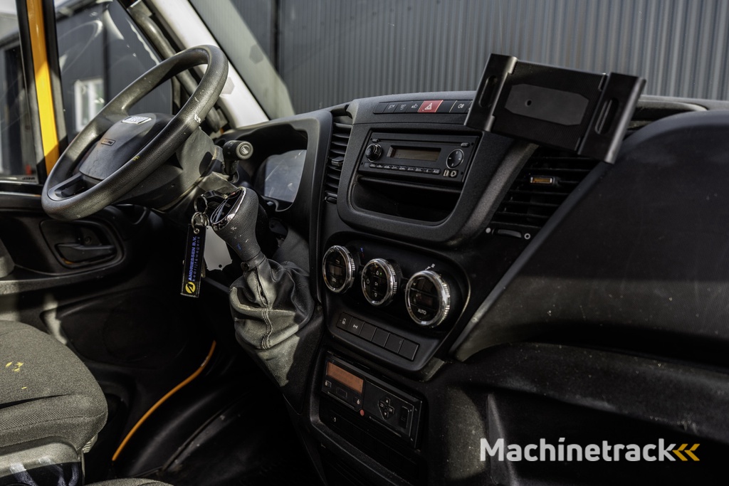 Iveco 70C17 Bakwagen met Laadklep | Luchtvering | Climate | Cruise | Tachograaf | 3.5T Trekgewicht | Sperdifferentieel | Euro 6