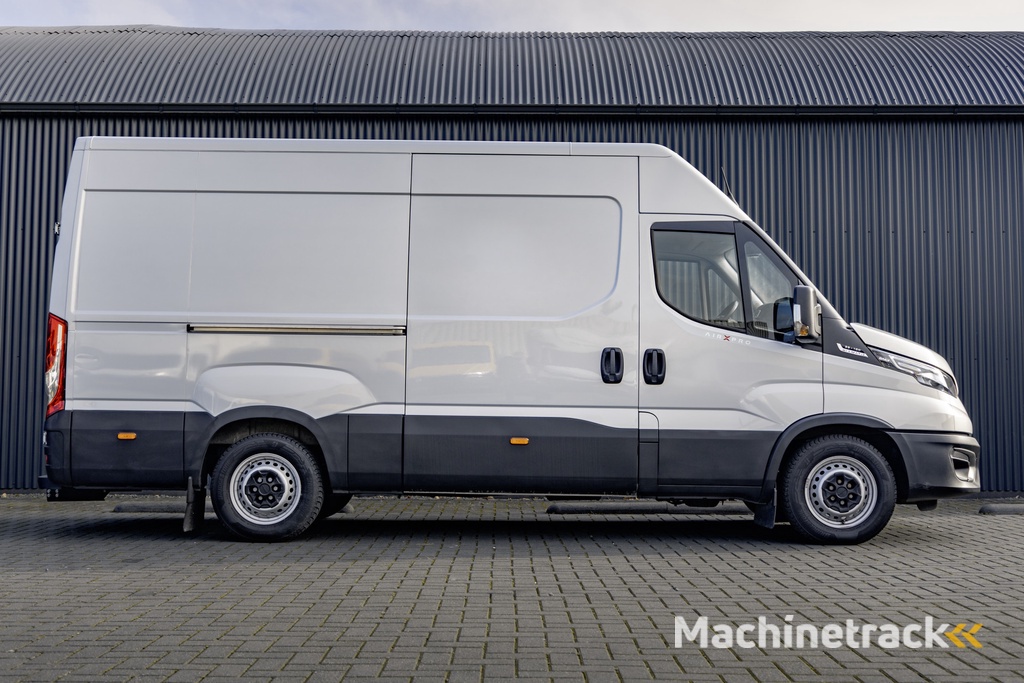 Iveco Daily 35S16V L2H2 | Automaat | Air-Pro Editie | Luchtvering | LED | Camera | Navi | PDC | 3.5T Trekgewicht | Oprijplaat | Cruise | Euro 6