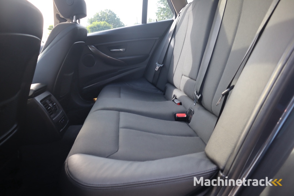 BMW 3-serie Touring 318d High Executive | Pano | Stoelverwarming | Automaat