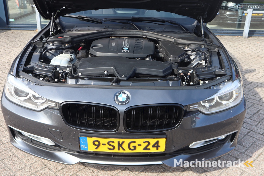 BMW 3-serie Touring 318d High Executive | Pano | Stoelverwarming | Automaat