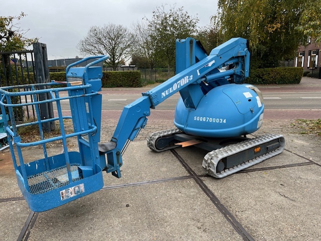 Gebruikte knikhoogwerker op rups Maeda NUL070