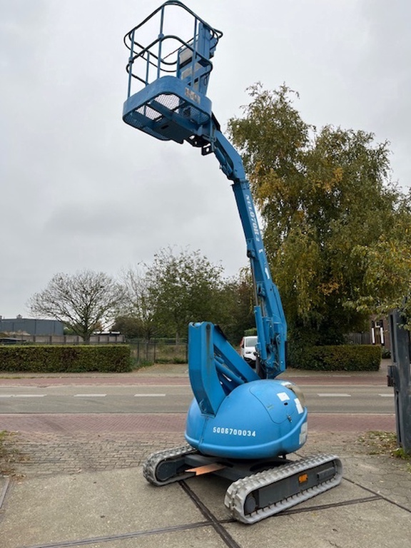 Gebruikte knikhoogwerker op rups Maeda NUL070