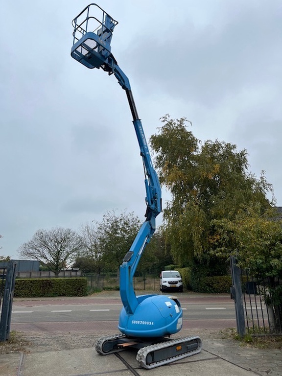 Gebruikte knikhoogwerker op rups Maeda NUL070