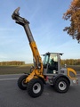 Minituur van Paus TL8.7 telescoop loader shovel