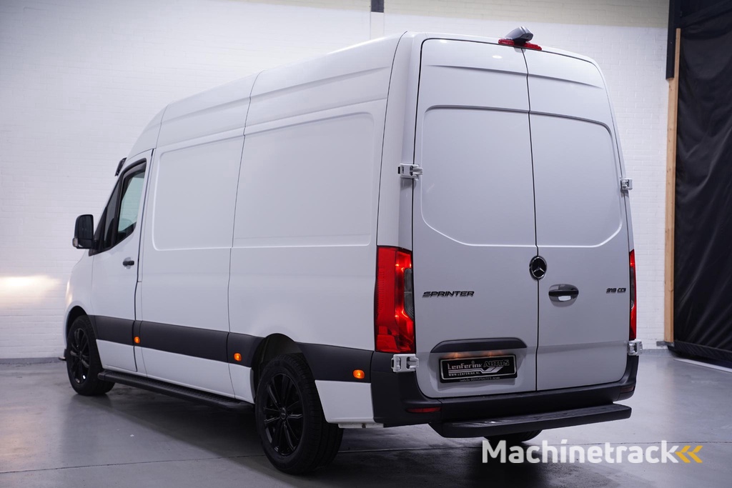 Mercedes-Benz Sprinter 319 CDI V6 190 pk Black&White Edition Aut. L2H2 Camera, 18" LMV, Apple Carplay, Laadruimte Pakket, Zwarte Grille 3-Zits