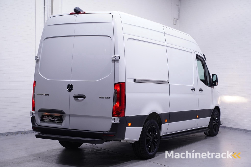 Mercedes-Benz Sprinter 319 CDI V6 190 pk Black&White Edition Aut. L2H2 Camera, 18" LMV, Apple Carplay, Laadruimte Pakket, Zwarte Grille 3-Zits