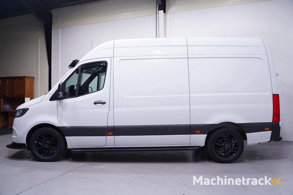 Mercedes-Benz Sprinter 319 CDI V6 190 pk Black&White Edition Aut. L2H2 Camera, 18" LMV, Apple Carplay, Laadruimte Pakket, Zwarte Grille 3-Zits