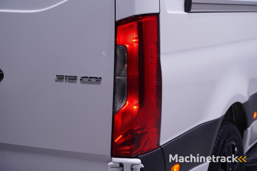 Mercedes-Benz Sprinter 319 CDI V6 190 pk Black&White Edition Aut. L2H2 Camera, 18" LMV, Apple Carplay, Laadruimte Pakket, Zwarte Grille 3-Zits