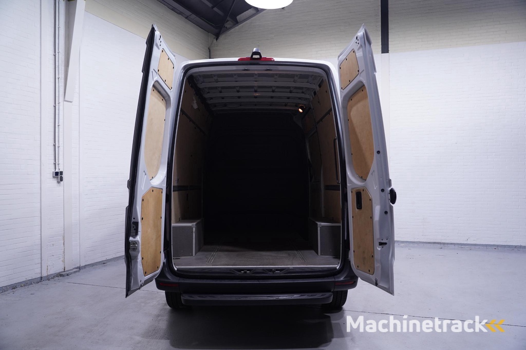 Mercedes-Benz Sprinter 319 CDI V6 190 pk Black&White Edition Aut. L2H2 Camera, 18" LMV, Apple Carplay, Laadruimte Pakket, Zwarte Grille 3-Zits