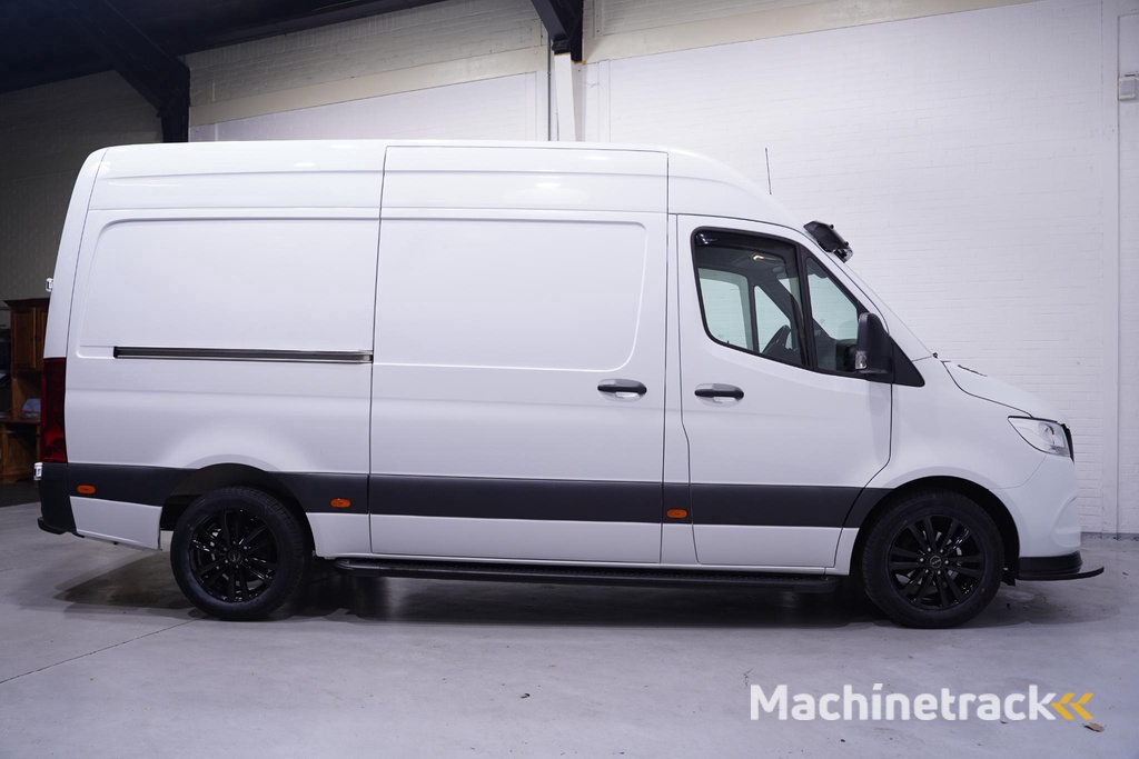 Mercedes-Benz Sprinter 319 CDI V6 190 pk Black&White Edition Aut. L2H2 Camera, 18" LMV, Apple Carplay, Laadruimte Pakket, Zwarte Grille 3-Zits