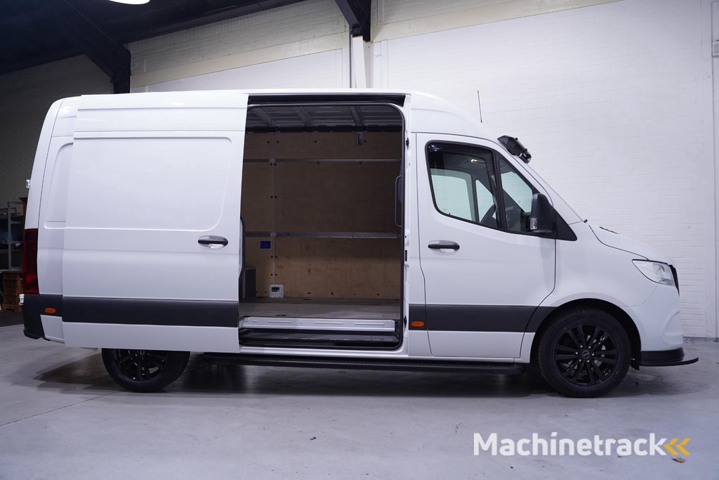 Mercedes-Benz Sprinter 319 CDI V6 190 pk Black&White Edition Aut. L2H2 Camera, 18" LMV, Apple Carplay, Laadruimte Pakket, Zwarte Grille 3-Zits