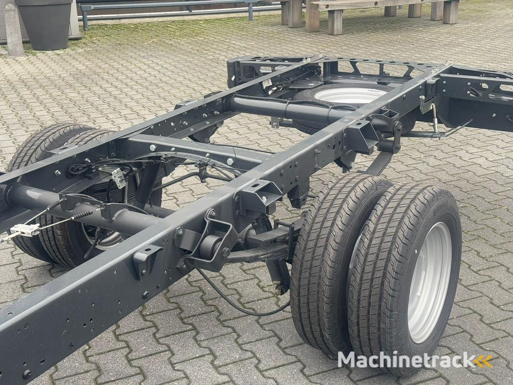 Iveco Daily 35C18 180 pk H6 Chassis 4100 mm Dubbel lucht Navi, Airco ECC, Cruise, LED Koplampen, Nwe Model, 3-Zits