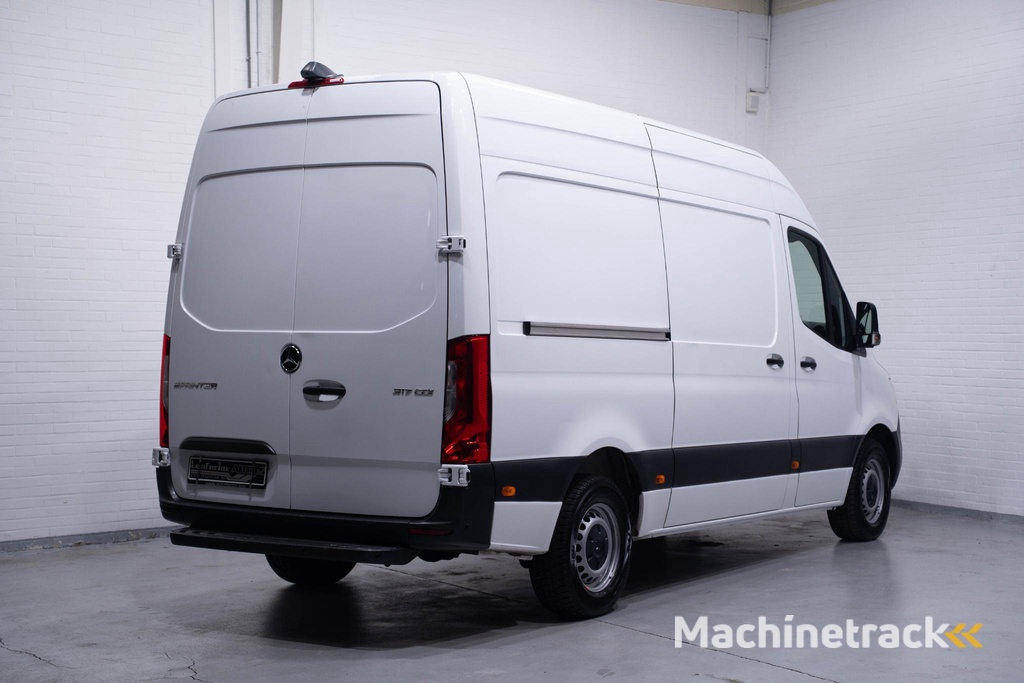 Mercedes-Benz Sprinter 317 CDI 170 pk L2H2 Automaat va 399,- p/mnd Airco, Apple Carplay, Camera, Laadruimte Pakket, PDC V+A, 3-Zits