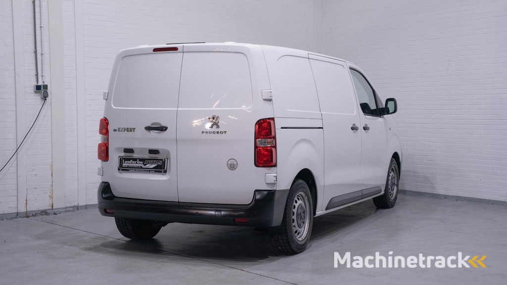 Peugeot e-Expert Standard Asphalt 75 kWh L2H1 Airco, Apple Carplay Cruise Control, PDC achter, NAP, 3-Zits