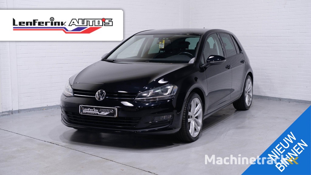Volkswagen Golf 2.0 TDI Highline Navi 18Inch Durban Comfortpakket Winterpakket Massagestoel Half leder PDC v+a Xenon Trekhaak Clima Stoelverwarming private-glas