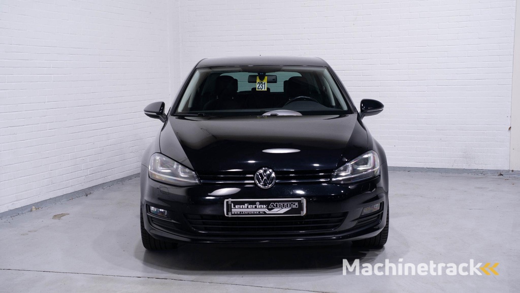 Volkswagen Golf 2.0 TDI Highline Navi 18Inch Durban Comfortpakket Winterpakket Massagestoel Half leder PDC v+a Xenon Trekhaak Clima Stoelverwarming private-glas