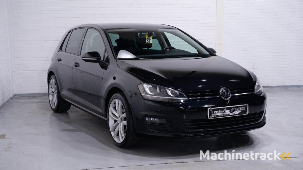 Volkswagen Golf 2.0 TDI Highline Navi 18Inch Durban Comfortpakket Winterpakket Massagestoel Half leder PDC v+a Xenon Trekhaak Clima Stoelverwarming private-glas