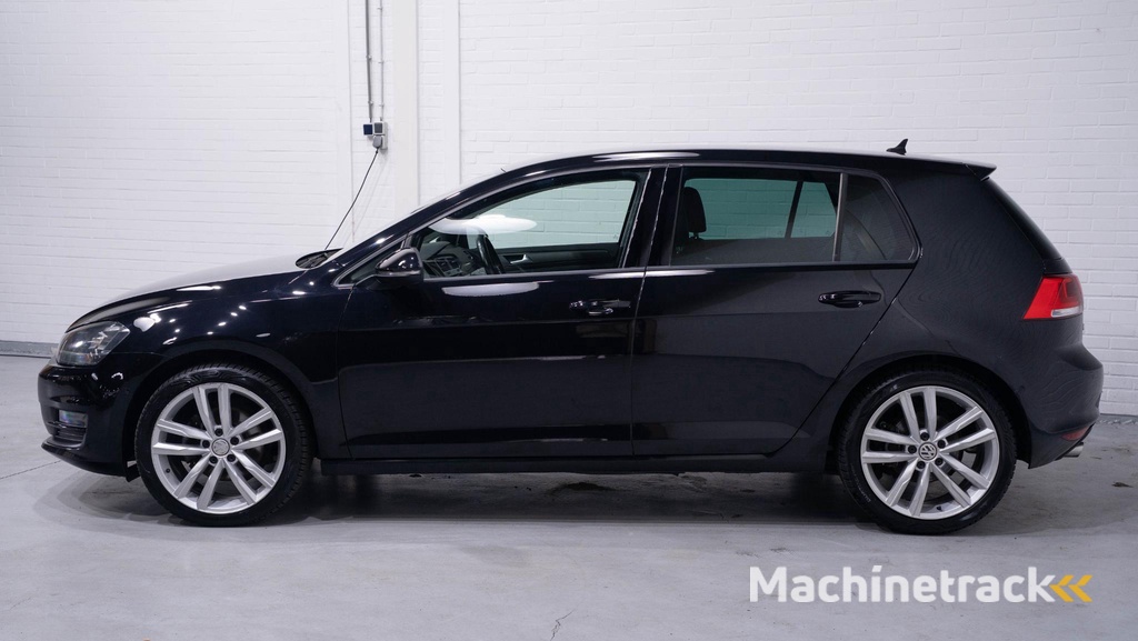 Volkswagen Golf 2.0 TDI Highline Navi 18Inch Durban Comfortpakket Winterpakket Massagestoel Half leder PDC v+a Xenon Trekhaak Clima Stoelverwarming private-glas