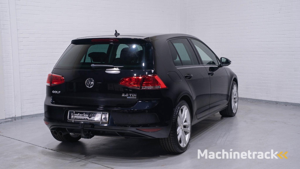Volkswagen Golf 2.0 TDI Highline Navi 18Inch Durban Comfortpakket Winterpakket Massagestoel Half leder PDC v+a Xenon Trekhaak Clima Stoelverwarming private-glas