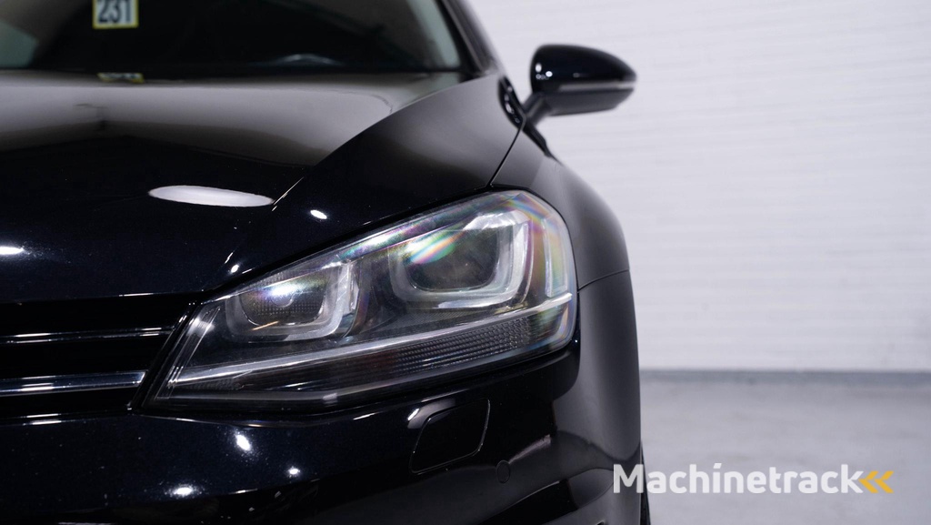 Volkswagen Golf 2.0 TDI Highline Navi 18Inch Durban Comfortpakket Winterpakket Massagestoel Half leder PDC v+a Xenon Trekhaak Clima Stoelverwarming private-glas