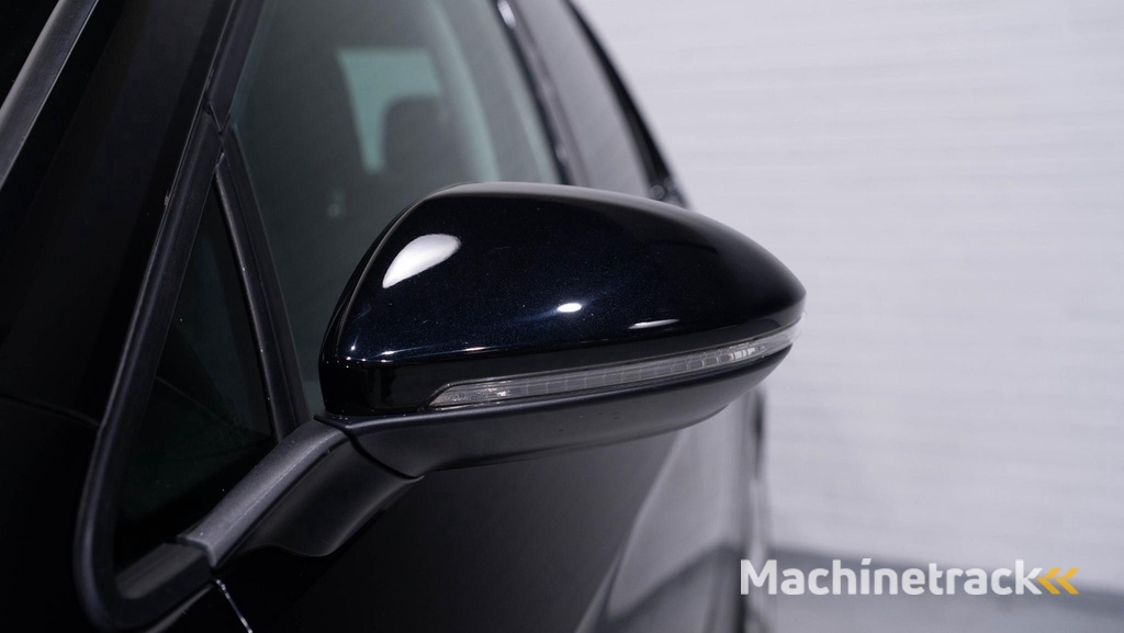 Volkswagen Golf 2.0 TDI Highline Navi 18Inch Durban Comfortpakket Winterpakket Massagestoel Half leder PDC v+a Xenon Trekhaak Clima Stoelverwarming private-glas