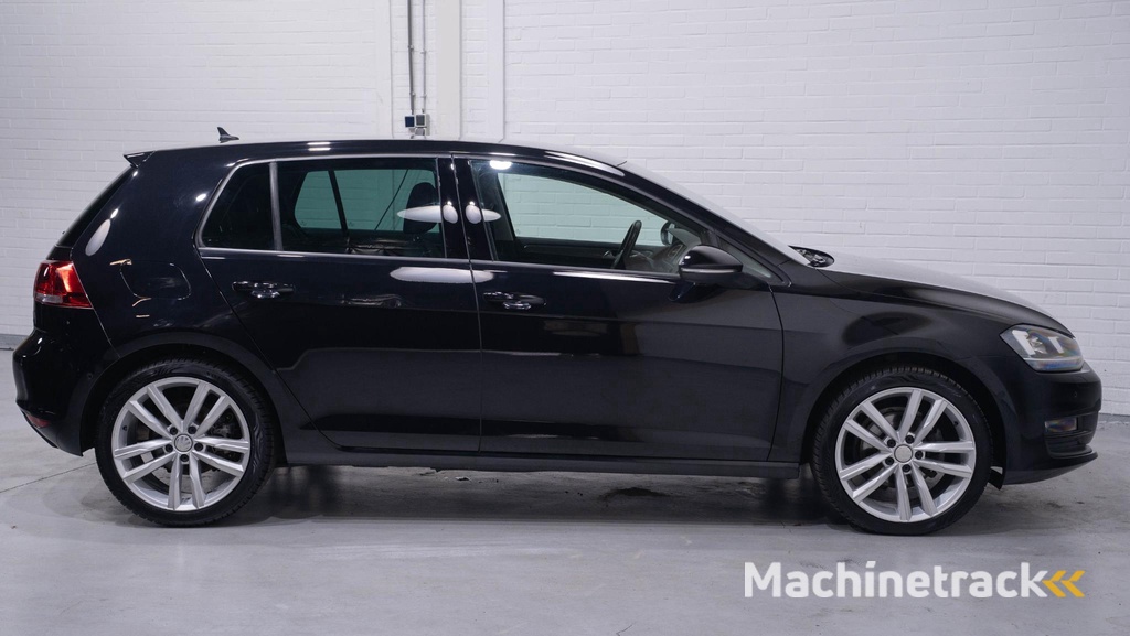 Volkswagen Golf 2.0 TDI Highline Navi 18Inch Durban Comfortpakket Winterpakket Massagestoel Half leder PDC v+a Xenon Trekhaak Clima Stoelverwarming private-glas
