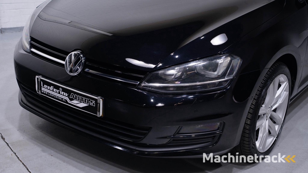 Volkswagen Golf 2.0 TDI Highline Navi 18Inch Durban Comfortpakket Winterpakket Massagestoel Half leder PDC v+a Xenon Trekhaak Clima Stoelverwarming private-glas