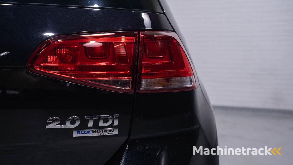 Volkswagen Golf 2.0 TDI Highline Navi 18Inch Durban Comfortpakket Winterpakket Massagestoel Half leder PDC v+a Xenon Trekhaak Clima Stoelverwarming private-glas