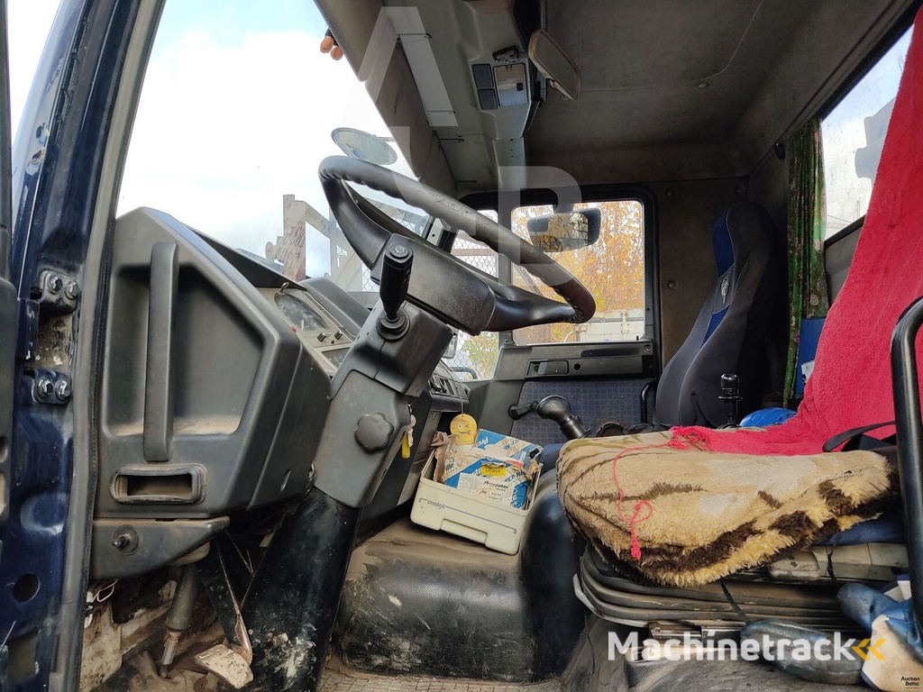 MAN 18.255 skip loader truck