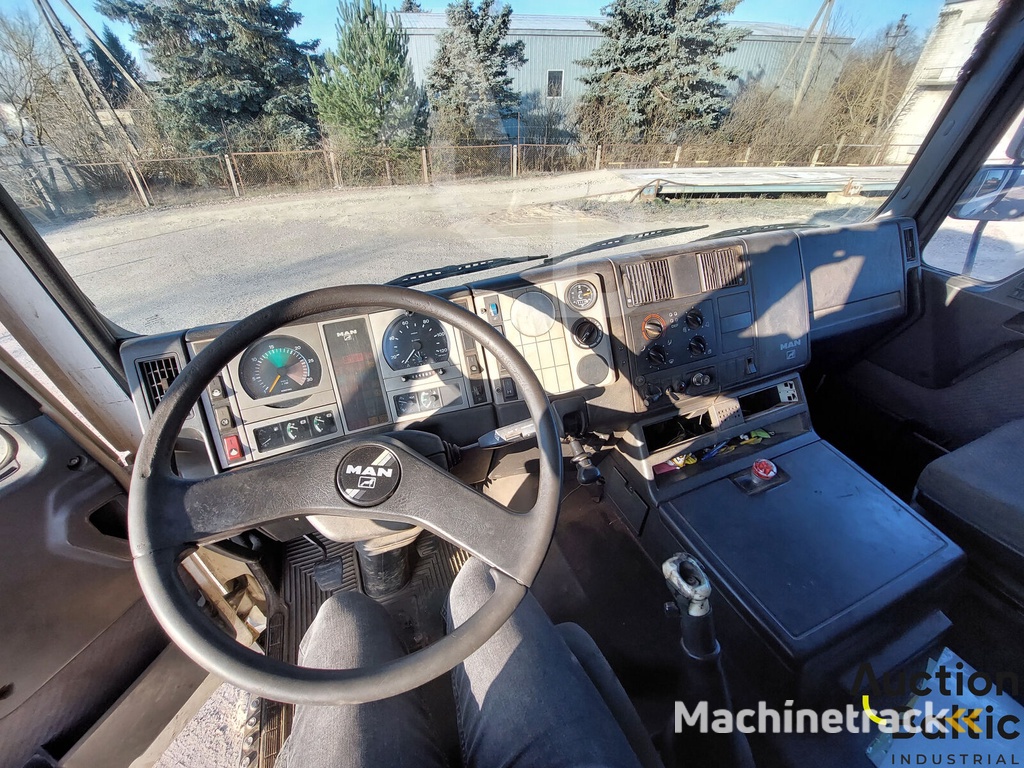 MAN 18.284 dump truck