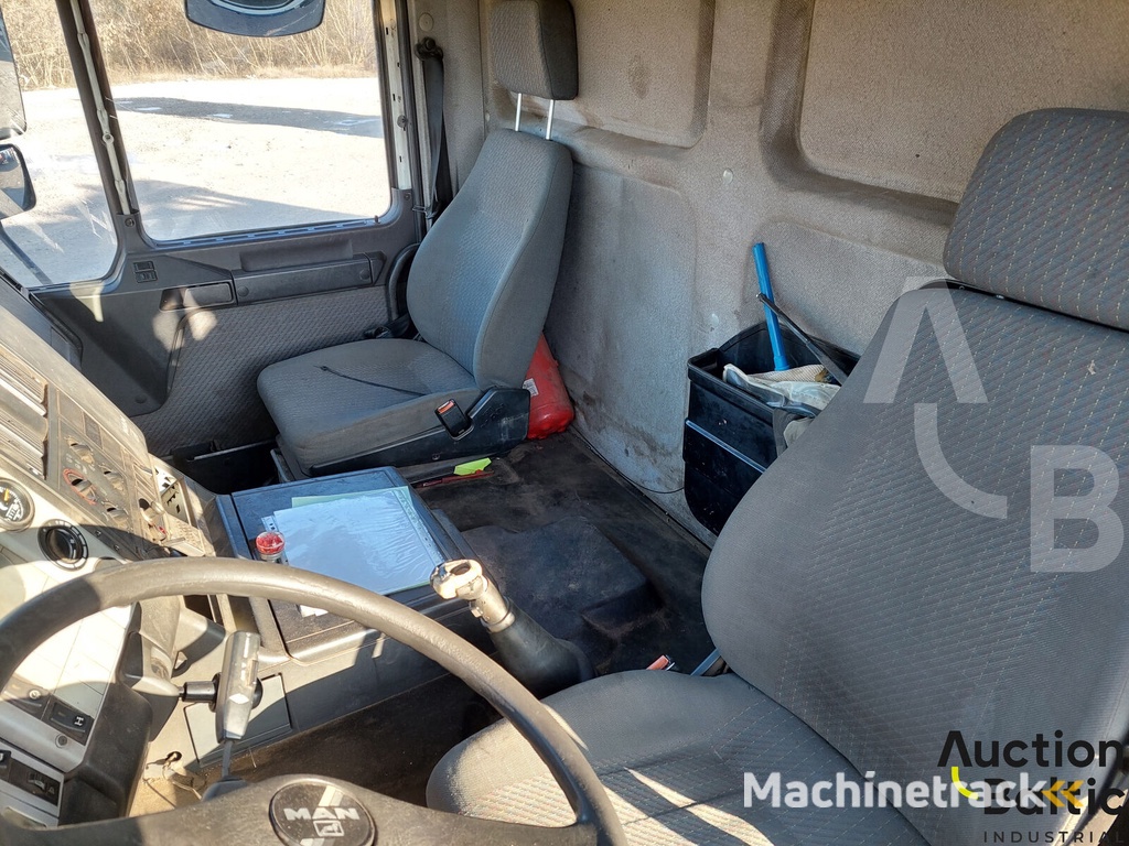 MAN 18.284 dump truck