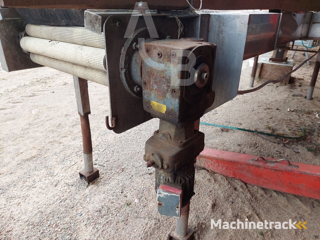 Vegetable inspection table (Daržovių apžiūros stalas)