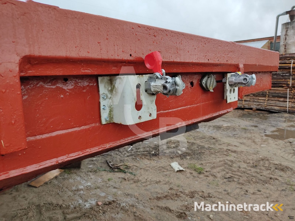 Overlander TRI36 low bed semi-trailer