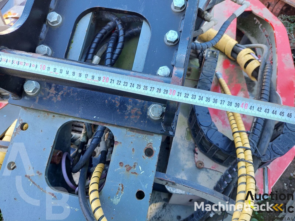 MotoCut Q350 wood grapple