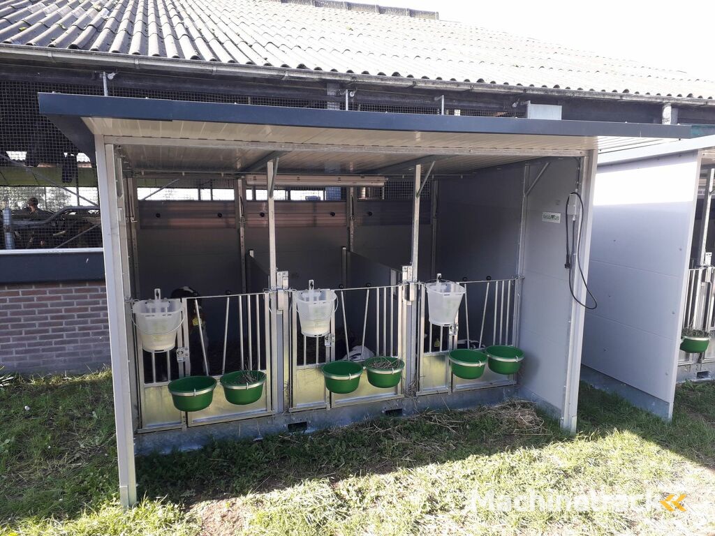 kalverboxen. kalverhok. kalverhokken. kalverbox. Eenlingbox. Eenlingboxen. Kalverenhuisvesting. Kalverenhut. Kalverhut. Kalvereenlingbox. Kalverhuisvesting. Kalverenhuisvesting. Kalveren. Jongvee