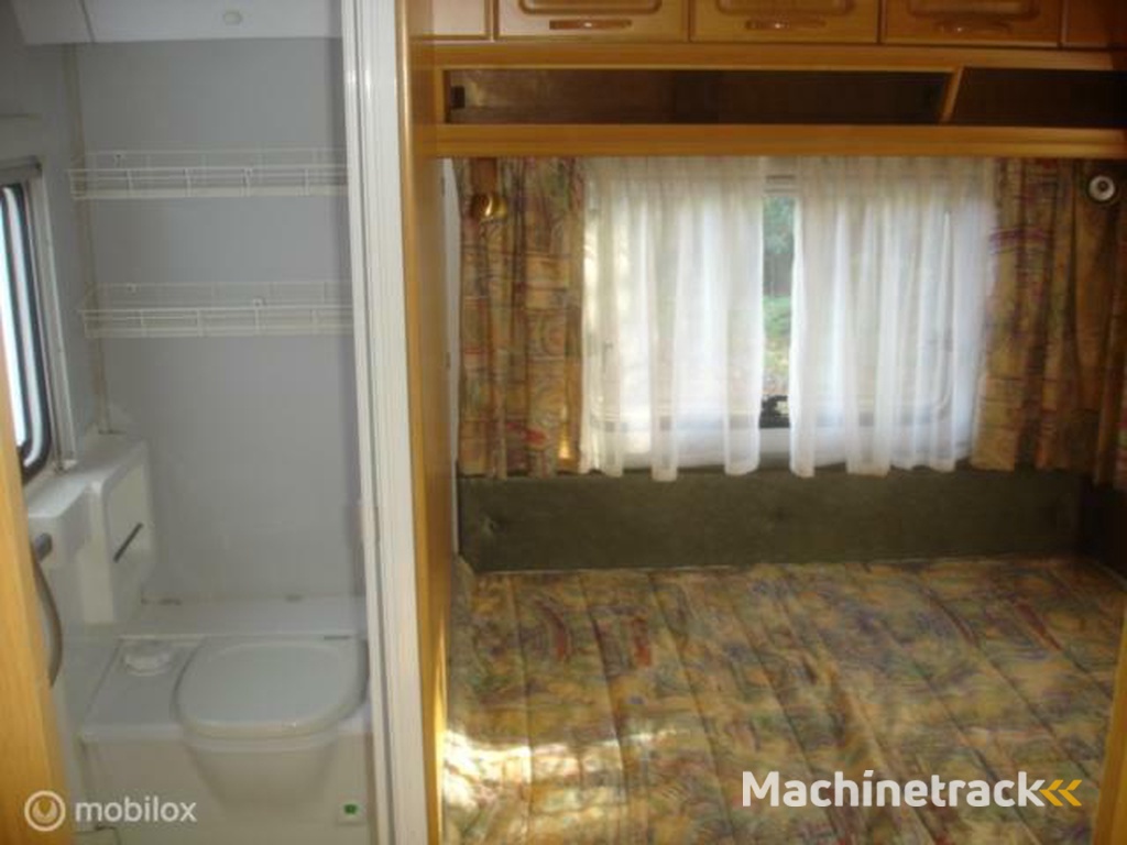 Knaus 440813 Azur 440 Rondzit - Toilet - Vastbed. Zijschade